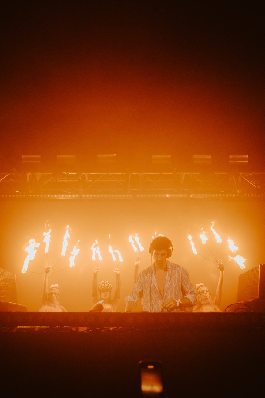 Diego Maciel en vivo con bailarinas y fuego