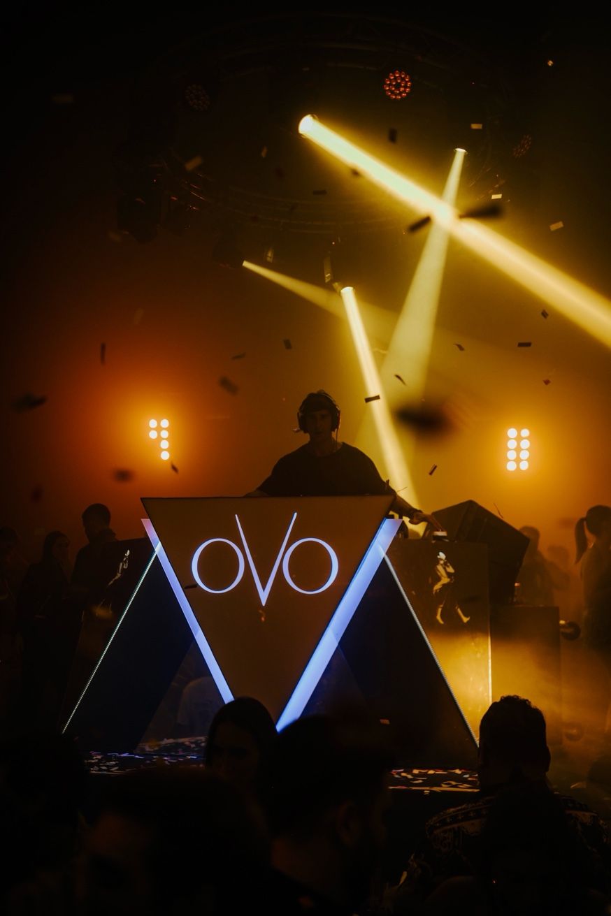 Diego Maciel OVO Punta del Este confetti dorado silueta