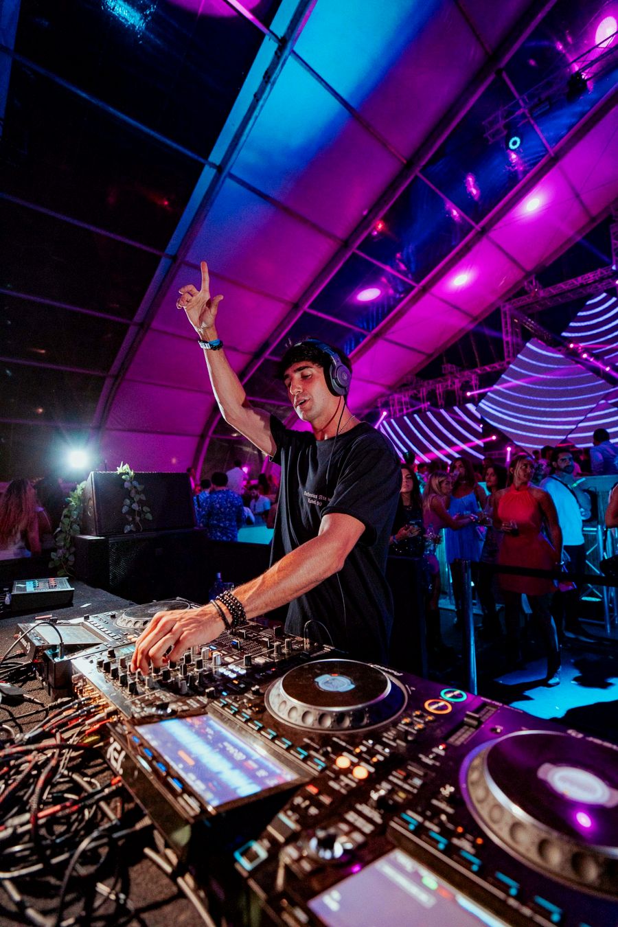 Diego Maciel DJ en los platos luces magenta festival Uruguay