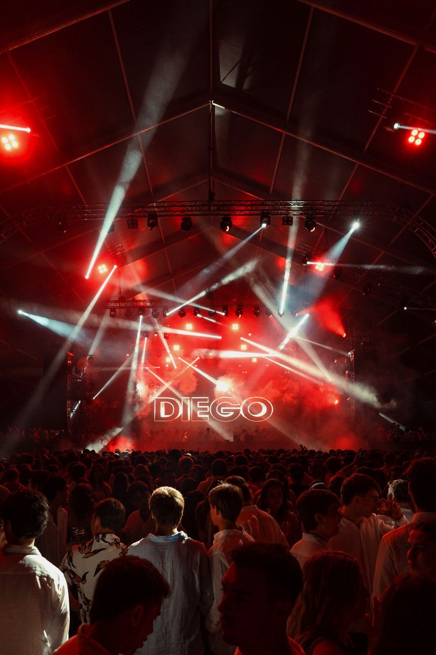 Diego Maciel festival masivo pantalla DIEGO luces rojas Uruguay