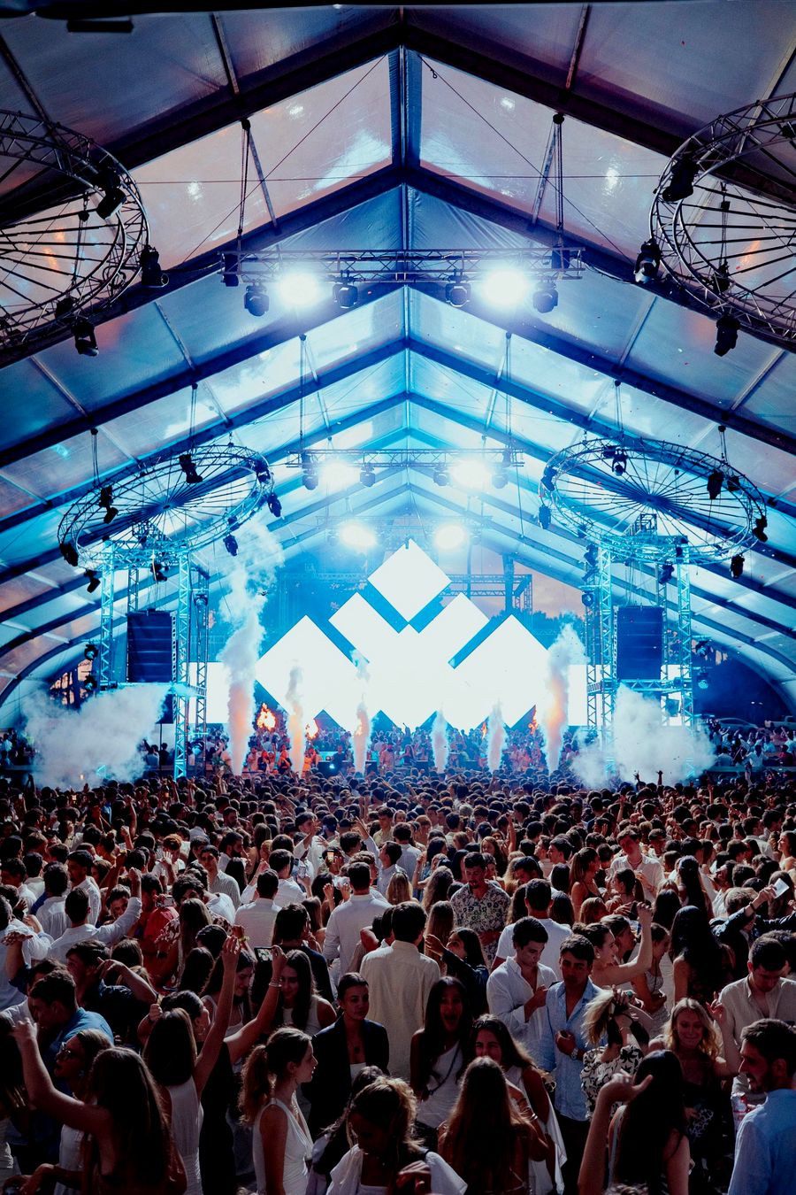 Diego Maciel PIXEL festival Uruguay luces azules crowd