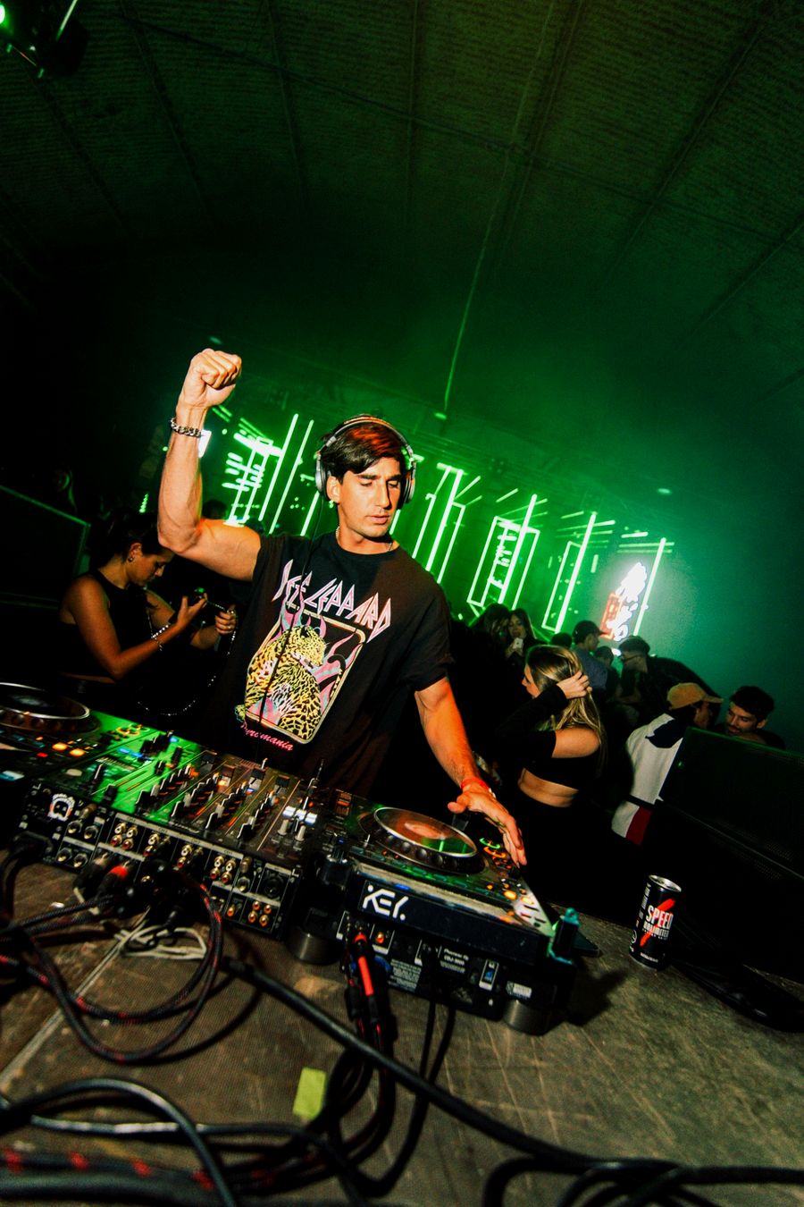 Diego Maciel DJ set luces verdes neon club Uruguay