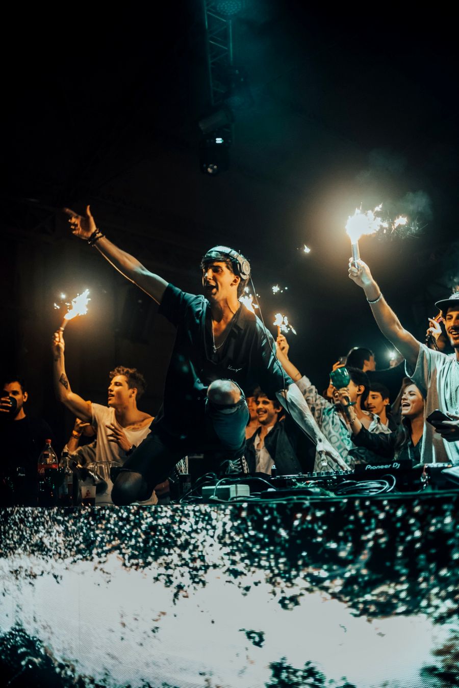 Diego Maciel subido en los platos chispas crowd show Uruguay