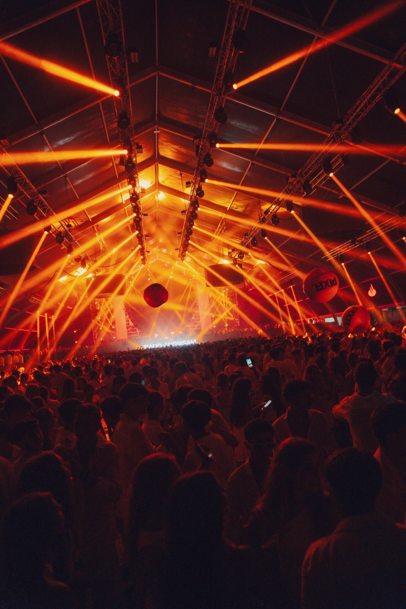 Diego Maciel PIXEL festival rayos naranjas crowd masivo Uruguay